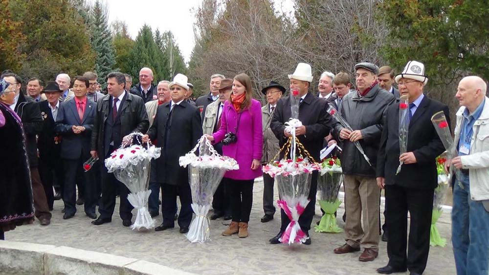 Возложение цветов к памятнику Н.М.Пржевальского -сайт.jpg